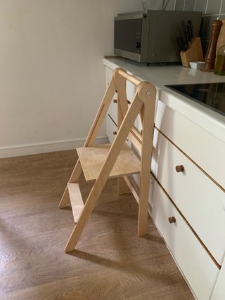 Torre aprendizaje madera y silla