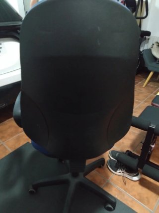 Dos sillas de escritorio azul y negra
