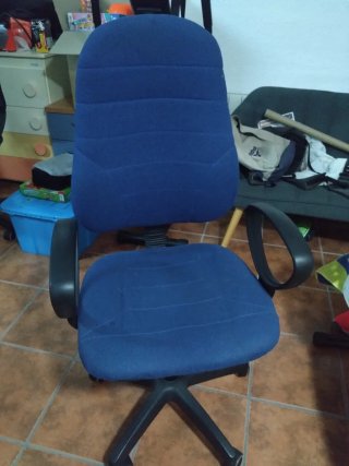 Dos sillas de escritorio azul y negra