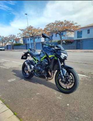 Kawasaki Z900 Negra y Verde