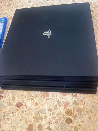 PS4 (PlayStation 4) Pro con 7 juegos y 2 mandos