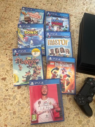 PS4 (PlayStation 4) Pro con 7 juegos y 2 mandos