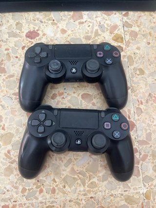 PS4 (PlayStation 4) Pro con 7 juegos y 2 mandos