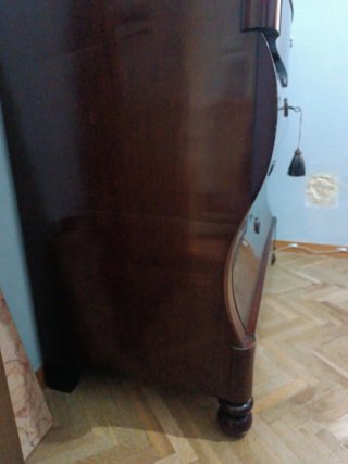Cómoda antigua de madera con sobre de mármol.