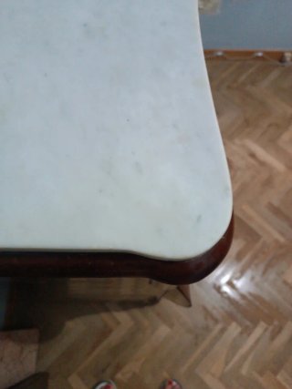 Cómoda antigua de madera con sobre de mármol.