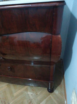 Cómoda antigua de madera con sobre de mármol.