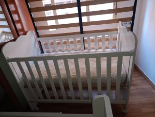 Cuna de bebé blanca con diseño de conejo mecuna