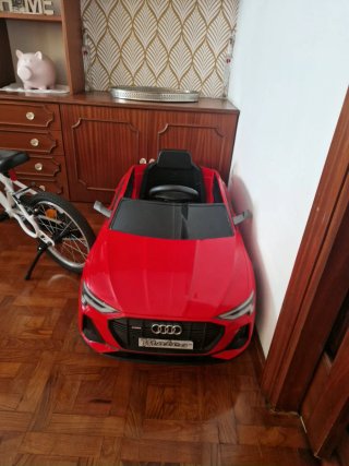 Coche eléctrico niño Audi rojo