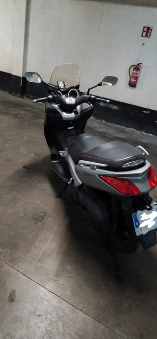 Yamaha XMAX 250 gris, ITV hasta agosto 2027