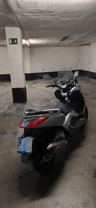 Yamaha XMAX 250 gris, ITV hasta agosto 2027