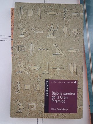 Bajo la sombra de la gran piramide