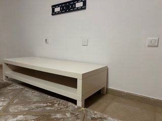Mesa de TV blanca