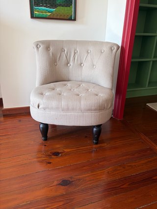 Butaca tapizada beige patas madera