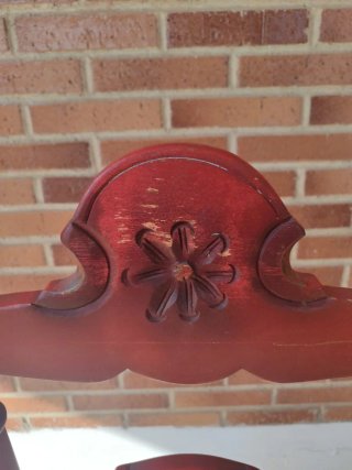 Silla de enea roja y madera