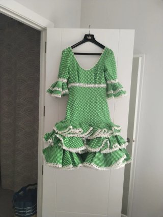 Vestido de flamenca verde con lunares blancos.
