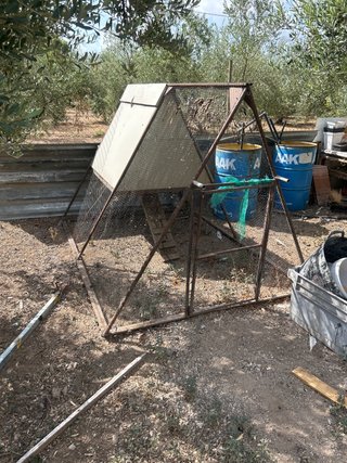 Gallinero metálico y de madera