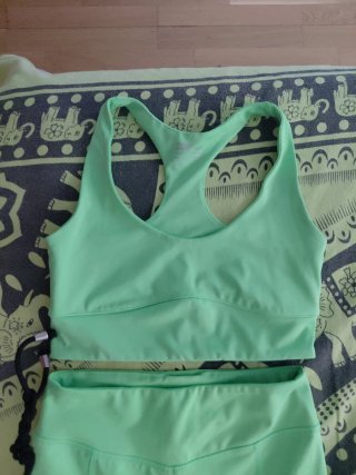 Conjunto deportivo top y mallas verde