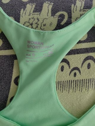 Conjunto deportivo top y mallas verde