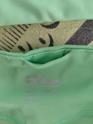Conjunto deportivo top y mallas verde