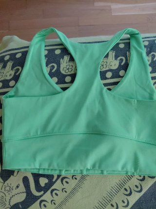 Conjunto deportivo top y mallas verde