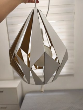 Lámpara de techo geométrica dorada y blanca