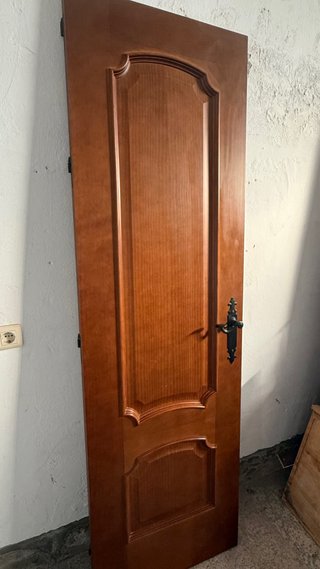 Puerta de madera con marco