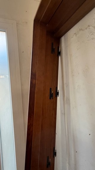 Puerta de madera con marco