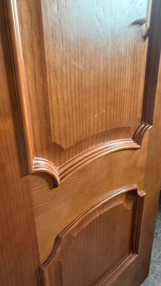 Puerta de madera con marco