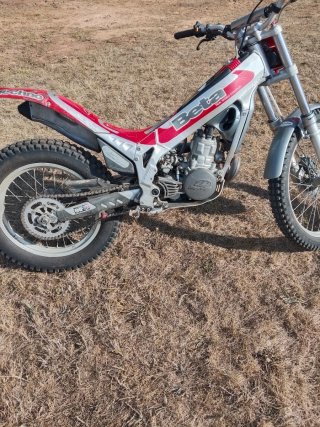 Beta Trial Moto Roja y Plata