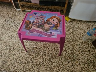 Mesita infantil rosa y amarilla