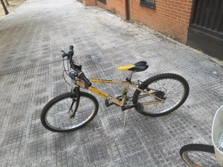 Bicicleta color caqui con asiento amarillo