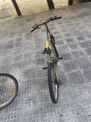 Bicicleta color caqui con asiento amarillo