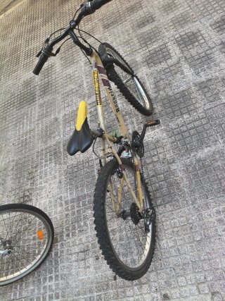 Bicicleta color caqui con asiento amarillo