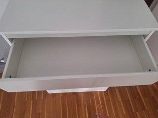 Cómoda blanca de madera