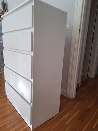 Cómoda blanca de madera