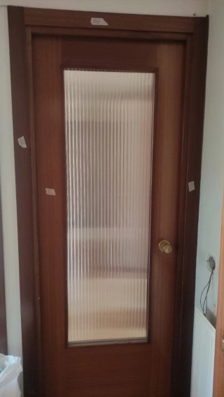 Puerta de madera con vidrio y marco
