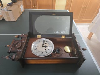 Reloj de pared antiguo de madera
