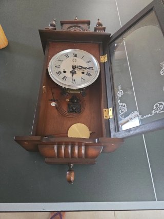 Reloj de pared antiguo de madera