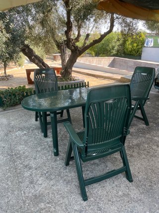 Mesa y 3 sillones de jardín, precio negociable.