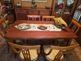 Conjunto comedor: mesa, sillas, aparador y vitrina