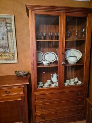 Conjunto comedor: mesa, sillas, aparador y vitrina