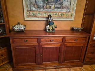 Conjunto comedor: mesa, sillas, aparador y vitrina