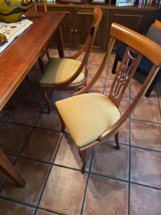 Conjunto comedor: mesa, sillas, aparador y vitrina