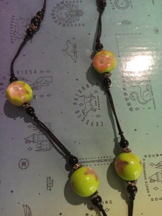 Collar bisutería con cuentas, hecho a mano.