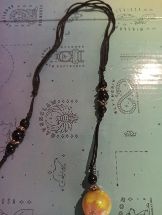Collar bisutería con cuentas, hecho a mano.
