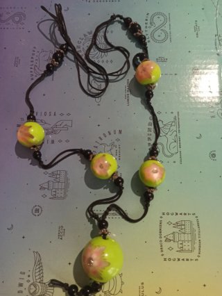 Collar bisutería con cuentas, hecho a mano.