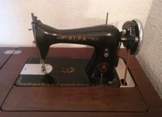 Máquina de coser Alfa antigua