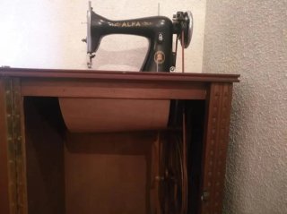 Máquina de coser Alfa antigua