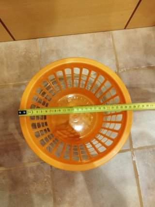 Cubo de basura naranja de plástico