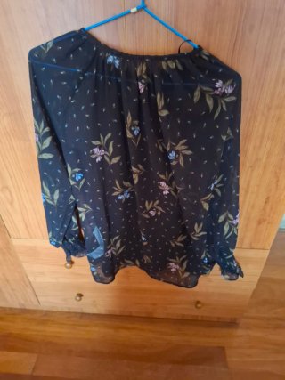 Blusa floral negra manga larga